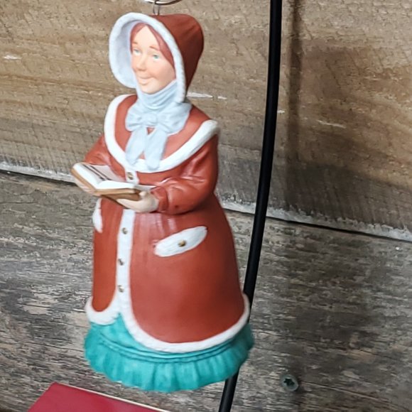 1993 Lady Daphne Dickens' Caroler Bell Ornament - Hallmark Special Edition - Picture 5 of 9